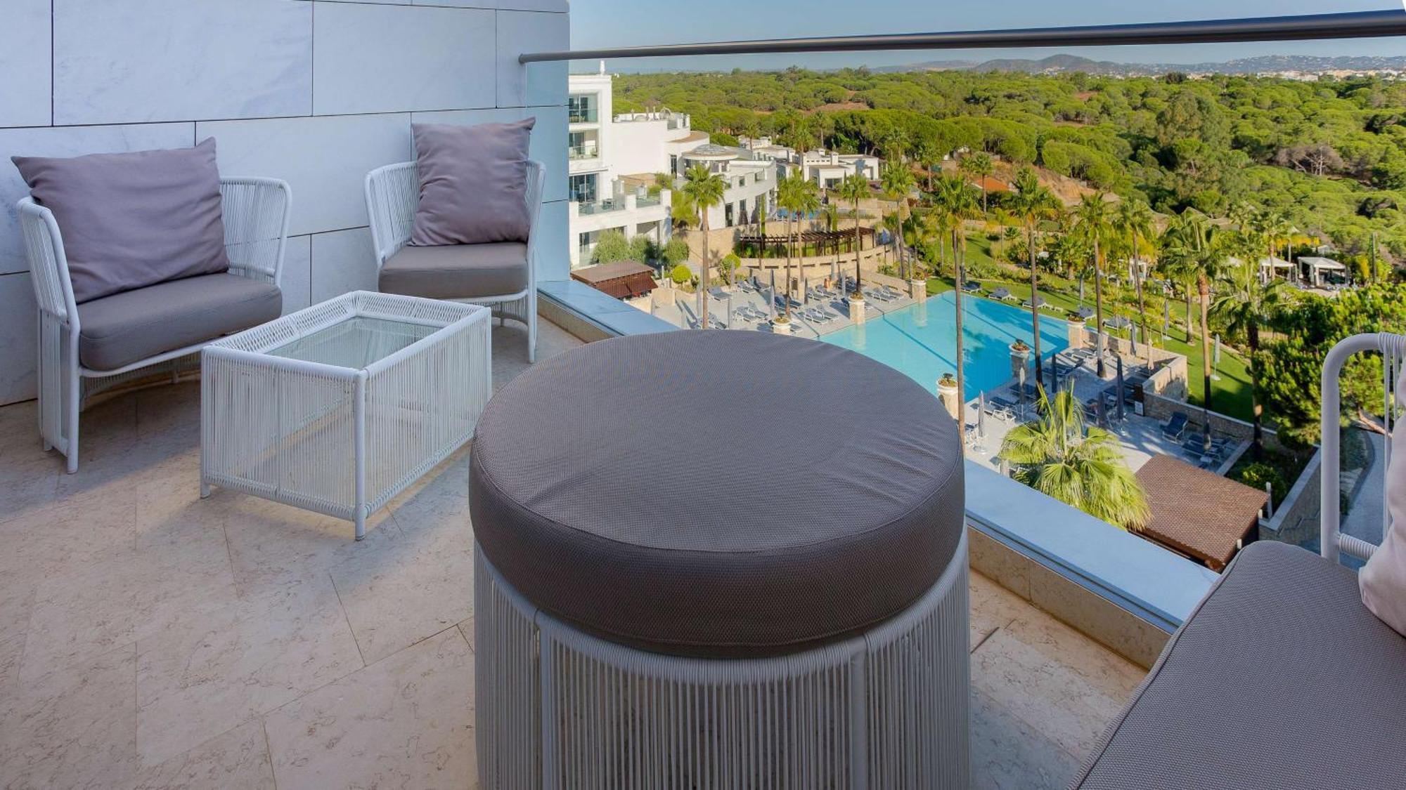 Camera Deluxe Doppia con Letti Singoli e con Vista Piscina